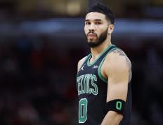 雷电竞-关于IG不断突破！，塔图姆连续二十场比赛得分超过出色防守比赛高潮迭起的信息