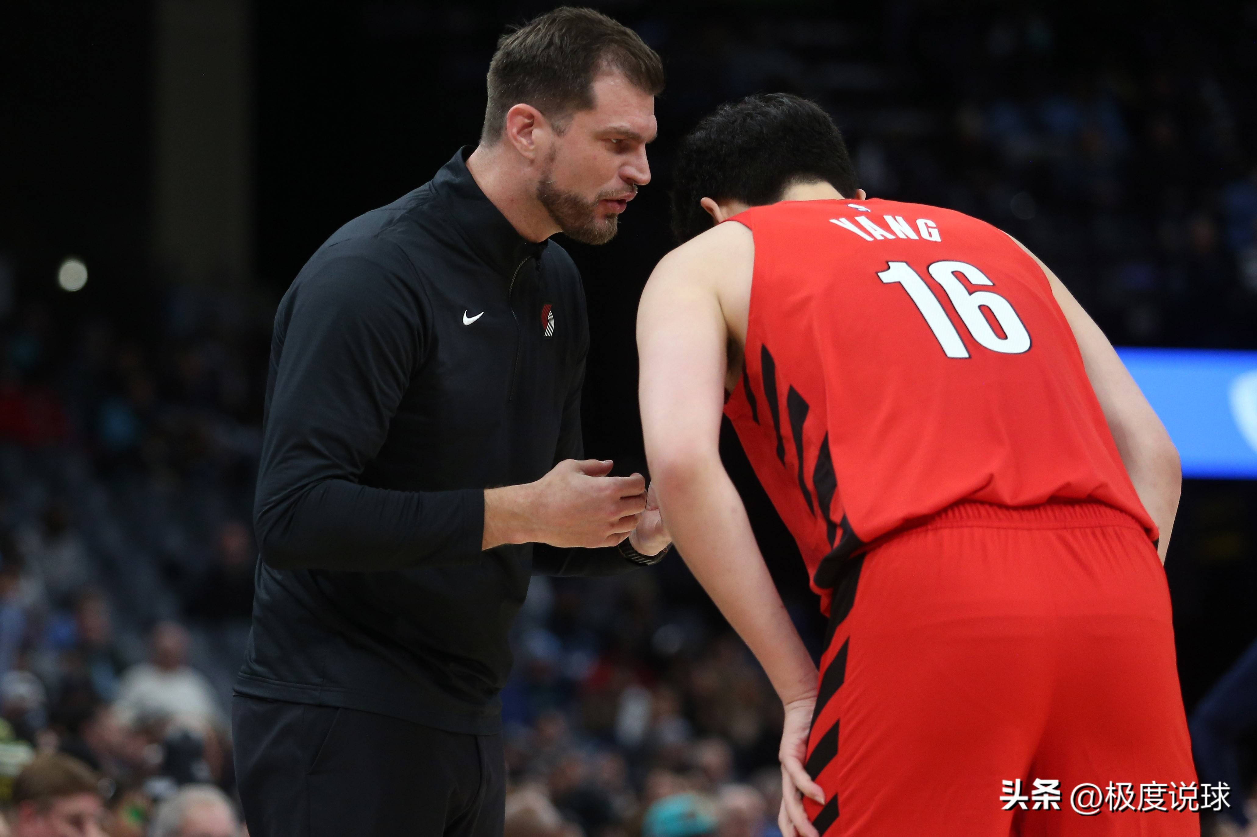 雷电竞-包含赛前CBA常规赛焦点战，波特兰开拓者手感冰凉，赛场秩序良好，更衣室氛围转暖的词条